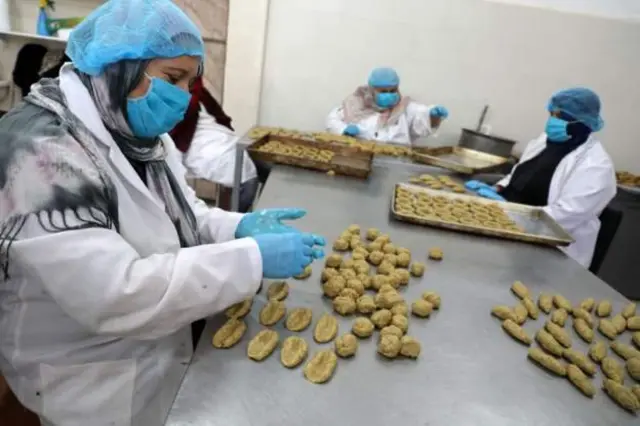 نساء يخبزن الحلوى