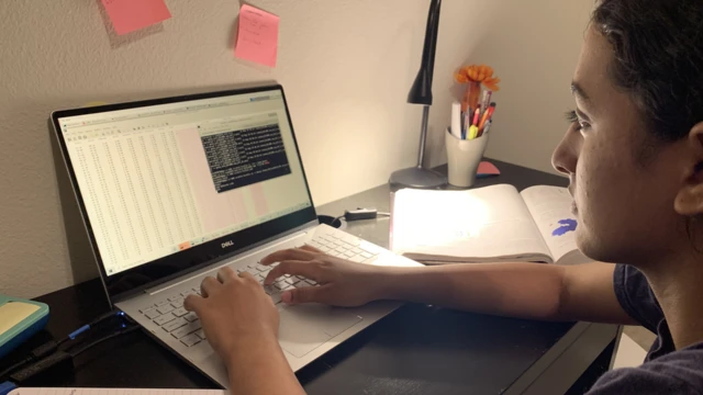 Anika Chebrolu estudiando