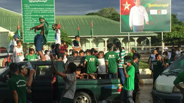 ကြံ့ခိုင်ရေးပါတီဝန်းရံသူတွေ နေပြည်တော်မှာ လှည့်လည် အင်အားပြ