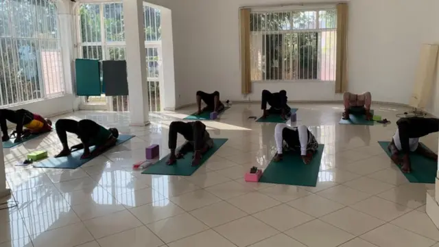 Abantu bari gukora imyitozo ya Yoga kuri Yoga Center i Kigali kuwa gatandatu tariki 12/06/2021