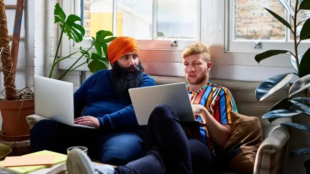 تكون فرص ترقي البيض والذكور أكبر في الغالب، حتى لو انضموا للعمل في نفس الوقت وعلى نفس مستوى الأقدمية