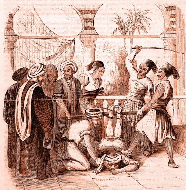 Grabado que representa a un grupo de hombres que golpean las plantas de los pies de un hombre que está tirado en el suelo, con las piernas atadas a un pedazo de madera, titulado "El Bastinado"