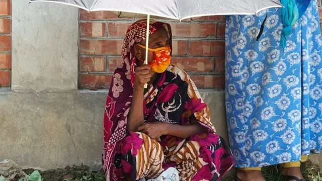 সকাল আট টা থেকে টিসিবির ট্রাকের জন্য অপেক্ষা করছেন রুশনি বেগম।