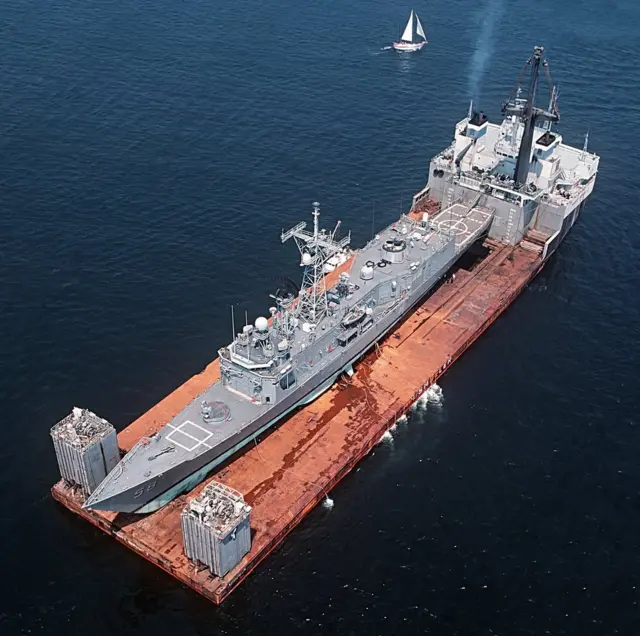 ناوچه موشک انداز ساموئل بی. رابرتز آمریکا در حال انتقال از دبی