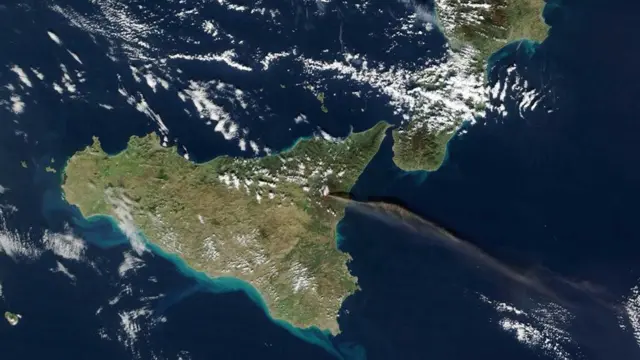 انفجار بركان جبل إتنا كما ظهر من الفضاء