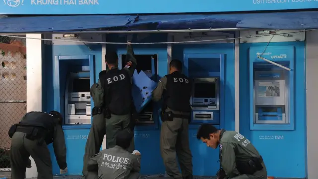 เจ้าหน้าที่ตรวจระเบิดเอทีเอ็ม