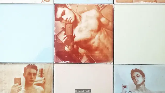 Rəssam David Trullo tualetdə selfi çəkən və Instagrama yükləyən kişilərin şəkillərindən ibarət vanna otağı üçün kafellər hazırlayır