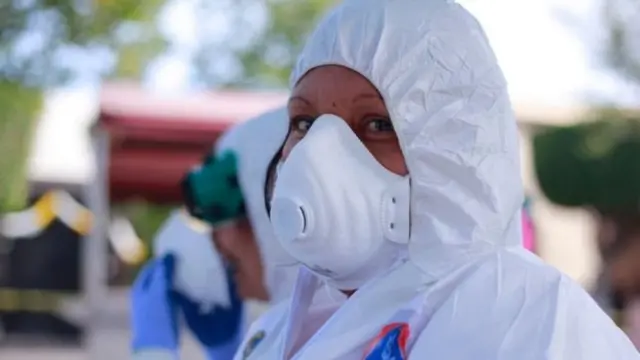 मास्क पहने महिला