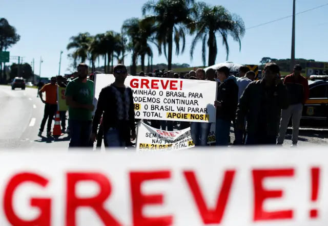 Imagem mostra faixas relacionadas à greve dos caminhoneiros