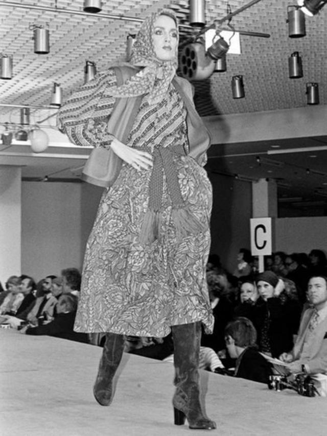 Modelo desfila roupa da coleção Ballet Russe, de Yves Saint Laurent, em 1976