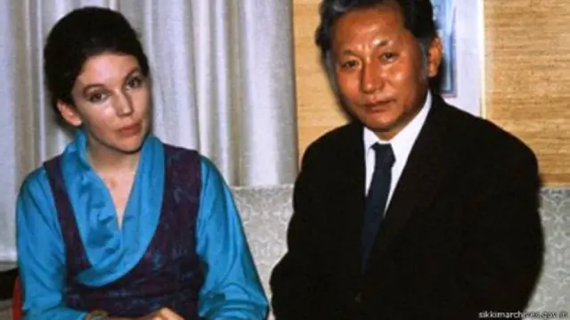 चोग्याल आणि त्यांची पत्नी होप कूक