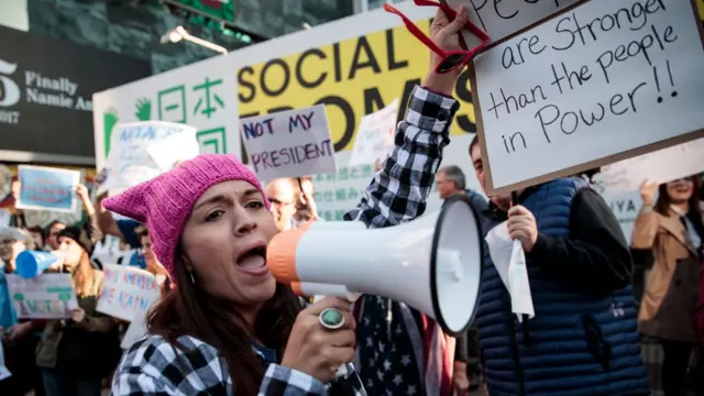 Nhóm biểu tình chống ông Trump ở Tokyo hôm 5/11