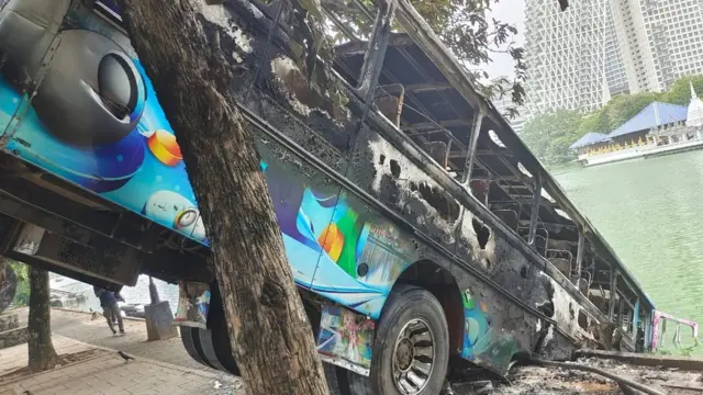 எரிக்கப்பட்ட பேருந்துகள்