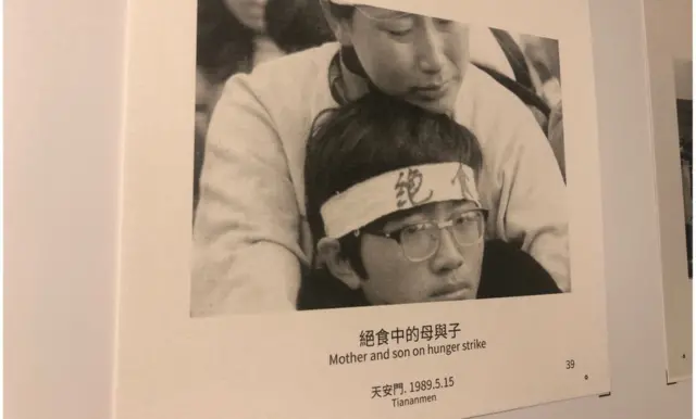 现场有64张图片展示八九民运的情景。