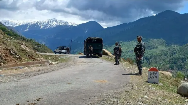 कश्मीर में तैनात भारतीय सेना के जवान