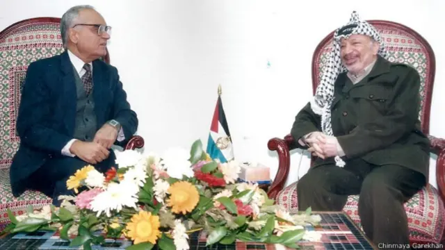 भारतीय राजनयिक चिनमय गरेखान के साथ यासिर अराफ़ात