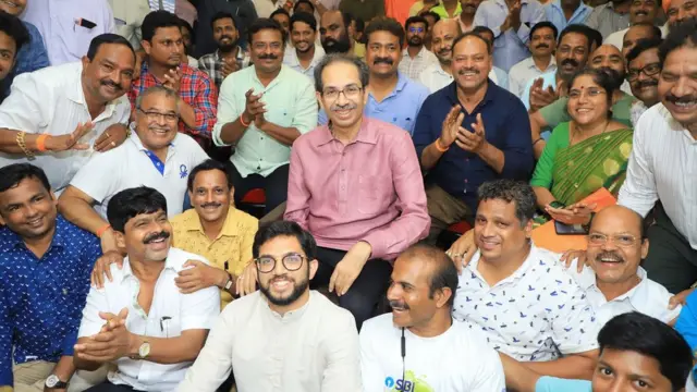 उद्धव ठाकरे शिवसैनिकांसोबत