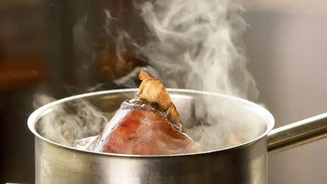 Свиная нога в кастрюле.