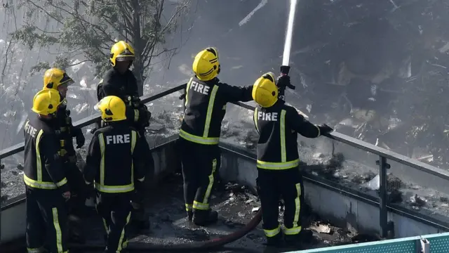 เจ้าหน้าที่ดับเพลิงร่วม 200 คน และรถดับเพลิงราว 40 คัน พยายามดับไฟที่ลุกไหม้อาคารเกรนเฟลล์ ทาวเวอร์อยู่นานหลายชั่วโมง