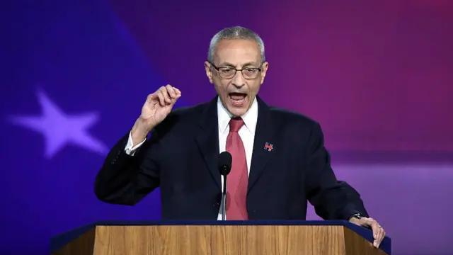 Según la investigación, los hackers rusos obtuvieron documentos del jefe de campaña de Clinton, John Podesta.