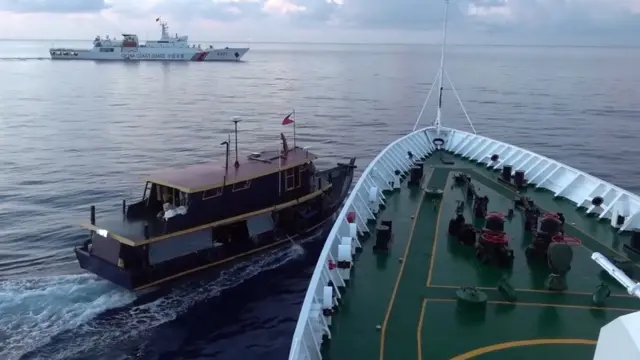菲律宾补给船运送物资到"马德雷山号"时遭到中国海警船只拦截。