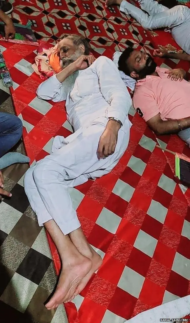 ਕਿਸਾਨ ਆਗੂ ਗੁਰਨਾਮ ਚਢੂਨੀ ਆਰਾਮ ਕਰਦੇ ਹੋਏ