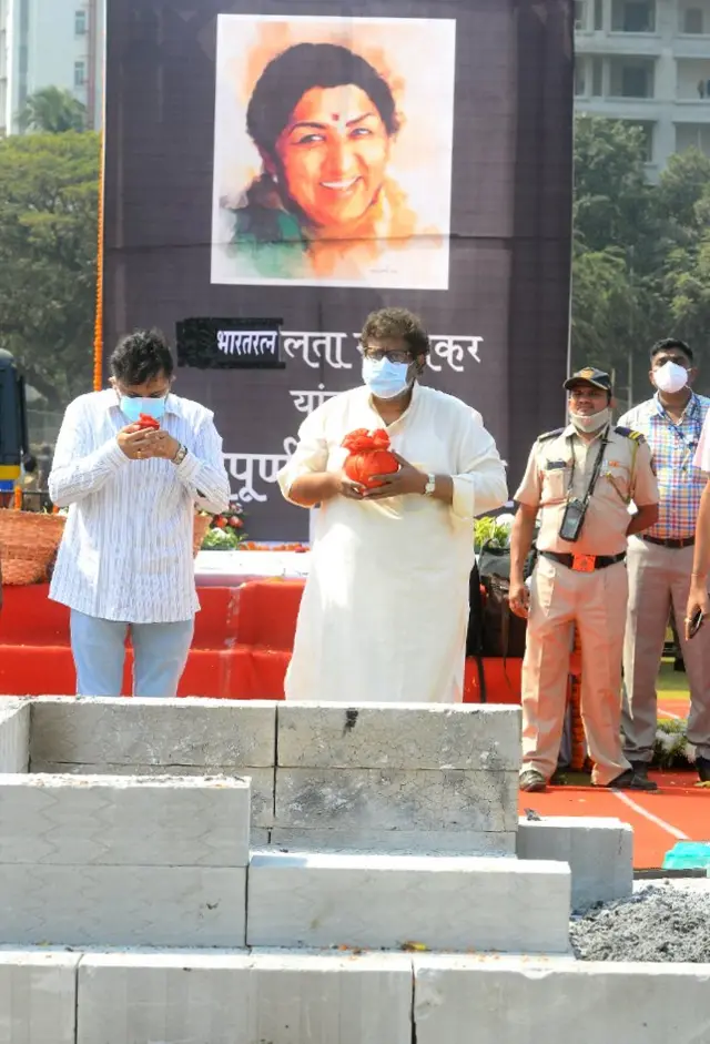 लता मंगेशकरांच्या अस्थी गोळा करताना आदिनाथ मंगेशकर