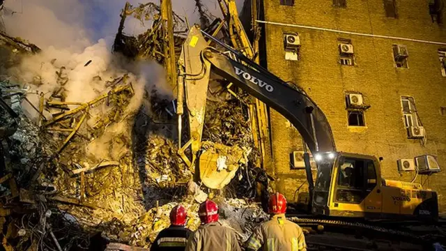 تلاش شبانه آوار برداری حادثه ساختمان پلاسکو