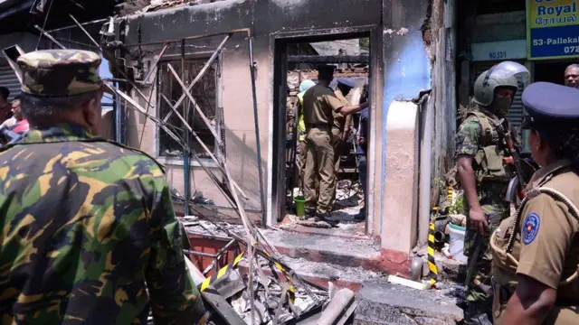 શ્રીલંકામાં લગાવેલી કટોકટીમાં રસ્તા પર ઊતરેલા સૈન્યની તસવીર