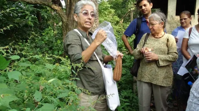 झाडांची, बियांची माहिती देताना रेनी व्यास आणि उषा देसाई