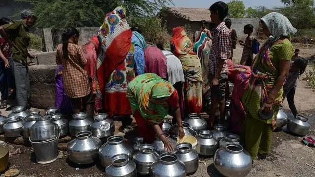 પાણી ભરતા લોકો