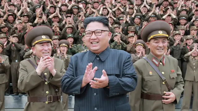 2017 में उत्तर कोरियाई सेना के साथ किम जोंग उन