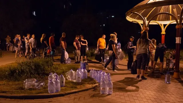 очередь за водой вечером в Минске
