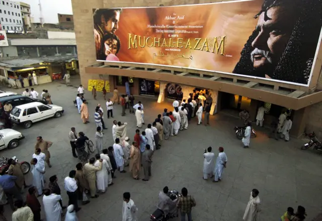 লাহোরে মুঘল এ আজম ছবি দেখতে দর্শকের লাইন ২০০৬ সালে