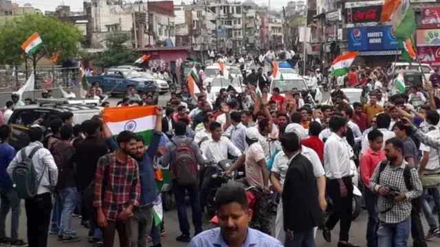 વિરોધ પ્રદર્શન કરી રહેલા લોકોની તસવીર