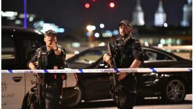 මධ්‍යම ලන්ඩනයේදී වෑන් රියක් පදිකයින් වෙතට ධාවනය කිරීම මෙන්ම පිහිපහර එල්ල කිරීම යන සිදුවීම්වලදී එක් අයෙකුට වැඩි මරණ ගණනක් වාර්තාවන බව පොලිසිය පවසයි.