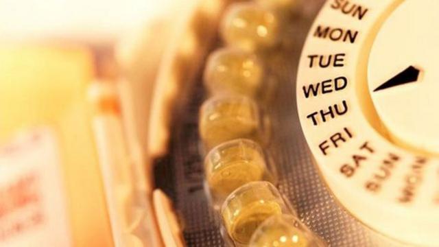 Pílulas anticoncepcionais em embalagem redonda