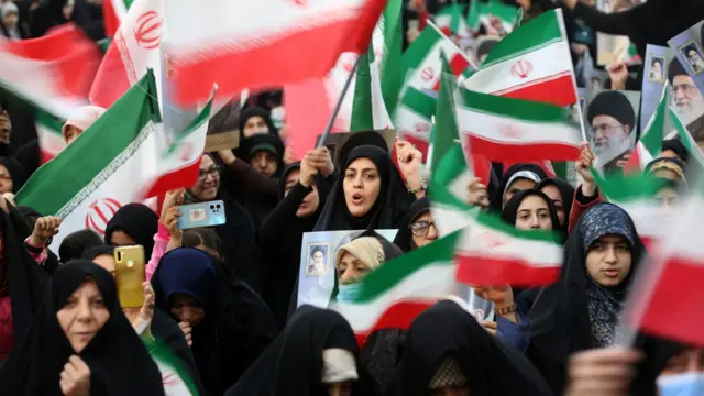 Инқилобнинг 45 йиллигини нишонлаш учун йиғилган халқ