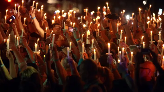 تجمع حشد من المعجبين ومحبي فن بريسلي لاحياء ذكراه عند منزله السابق في ولاية تينيسي الأمريكية.