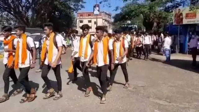 ஹிஜாபிற்கு எதிராக காவி துண்டு அணிந்து வந்த மாணவர்கள்