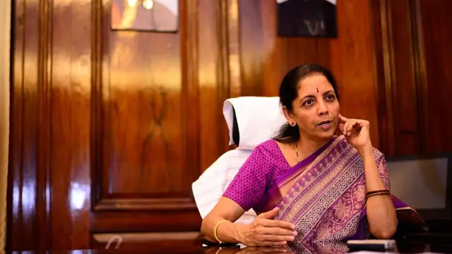 பாதுகாப்புத் துறை அமைச்சர் நிர்மலா சீதாராமன்