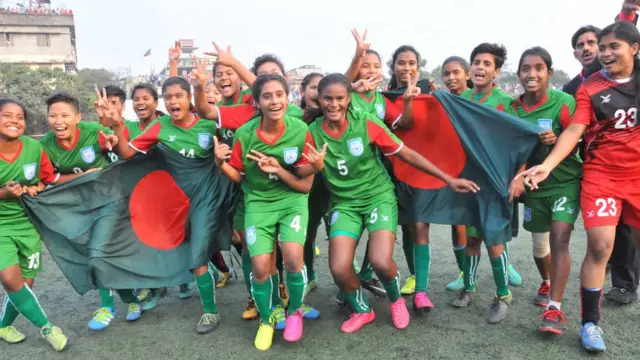 tibbiy korikda pantiesdagi qizlar Bekor qilingan qin bilan porno