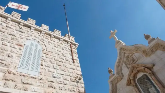 እቲ ቤተክርስትያን ብምኽንያት ስግኣት ኮሮናቫይረስ መዓልታዊ ንጉሆ ንቑሩብ ሰዓታት ጥራይ እዩ ዝኽፈት።