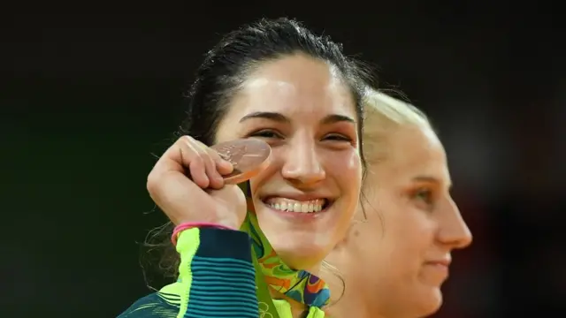 Mayra Aguiar segura medalhabolao pixbetbronze