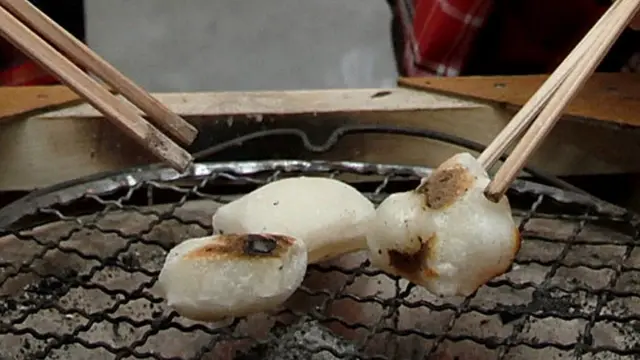 Mochi en una parrilla.