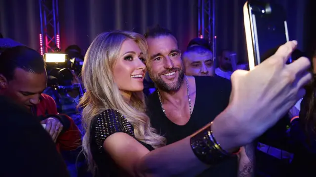 Paris Hilton tomándose una foto con un fan.