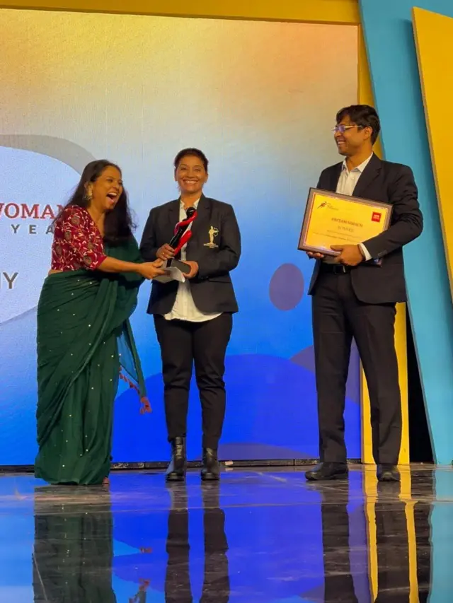 బీబీసీ లైఫ్ టైం అచీవ్‌మెంట్ అవార్డును బీబీసీ ఇండియన్ లాంగ్వేజెస్ హెడ్ రూపా ఝా నుంచి అందుకుంటున్న ప్రీతమ్ సివాచ్‌