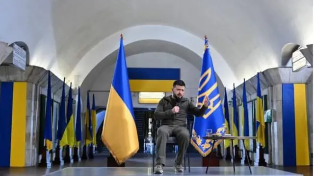 ভলোদিমির জেলেনস্কি সংবাদ সম্মেলন করেছেন কিয়েভ মেট্রোতে।