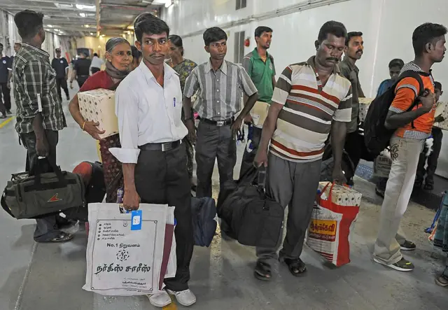 2011ம் ஆண்டு இந்தியாவில் இருந்து இலங்கை திரும்பிய தமிழ் அகதிகள் சிலர்.