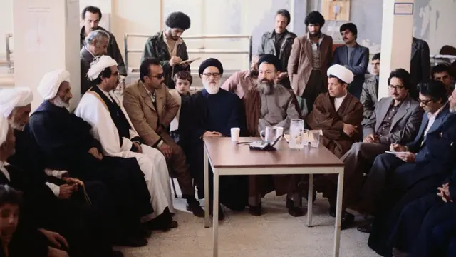 دیدار مخالفان کرد با آیت‌الله طالقانی که در کنارش محمد بهشتی نشسته است. در کنار آقای بهشتی هاشمی رفسنجانی و ابوالحسن بنی‌صدر هستند